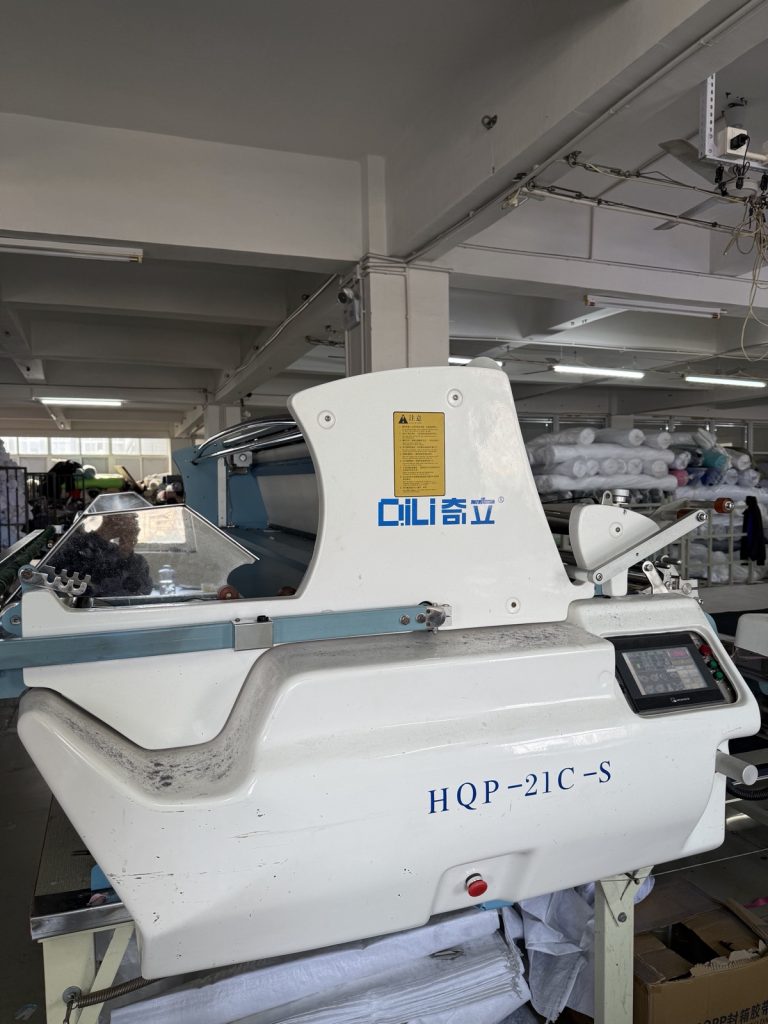 Automatic fabric spreading machine in the cutting department