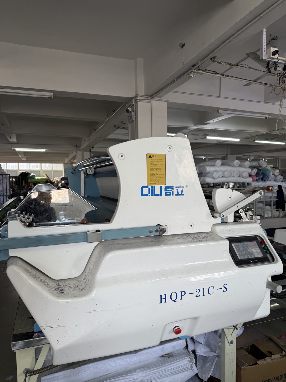 Automatic fabric spreading machine