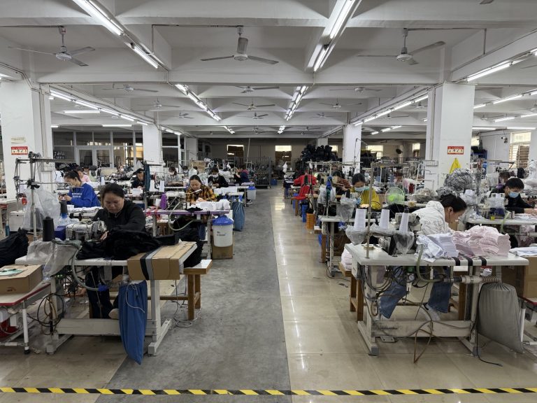 Four-thread overlock and flatlock lines running knitted underwear styles